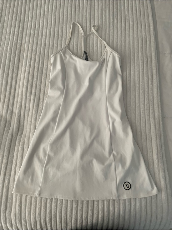 Vuori Dresses & Skirts - Vuori White Athletic Tank with Built-In Shelf